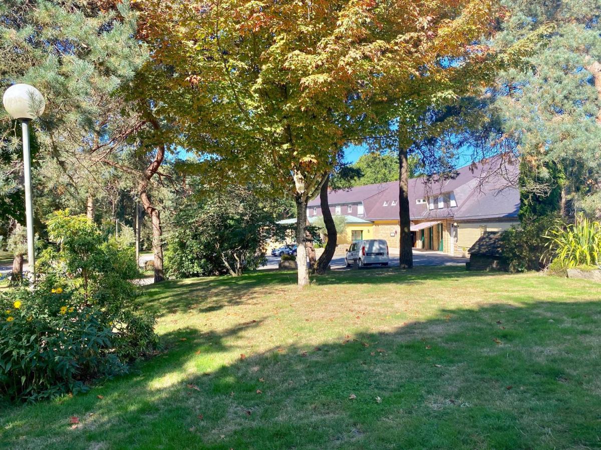 Hotel Roc Land Les Portes du Coglais Екстериор снимка