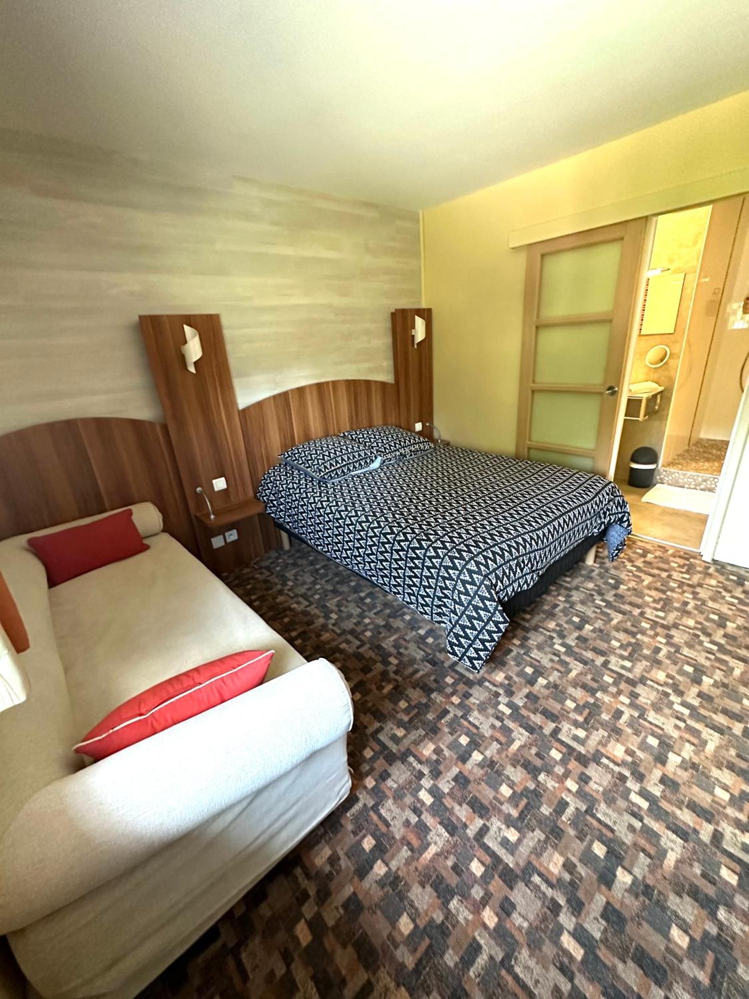 Hotel Roc Land Les Portes du Coglais Екстериор снимка