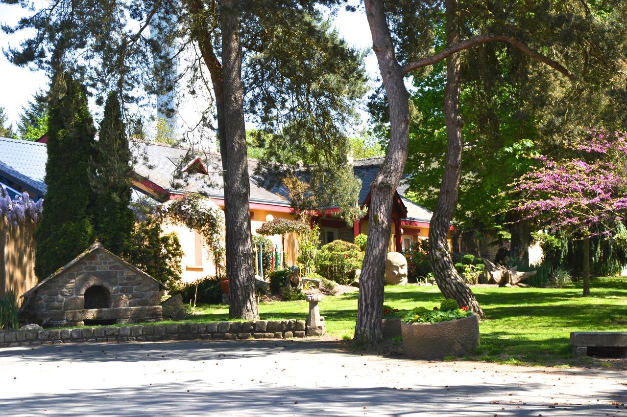 Hotel Roc Land Les Portes du Coglais Екстериор снимка