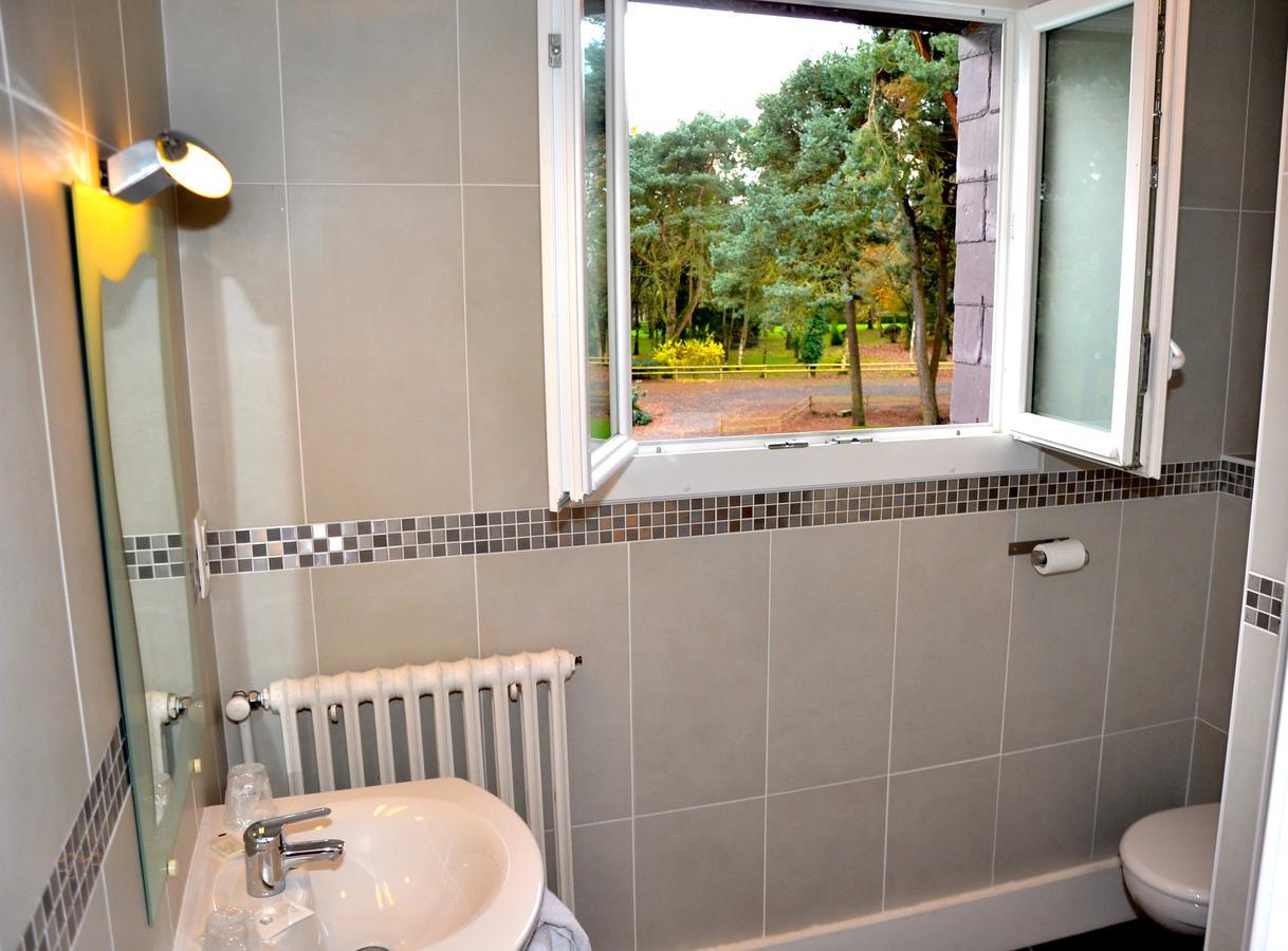 Hotel Roc Land Les Portes du Coglais Екстериор снимка