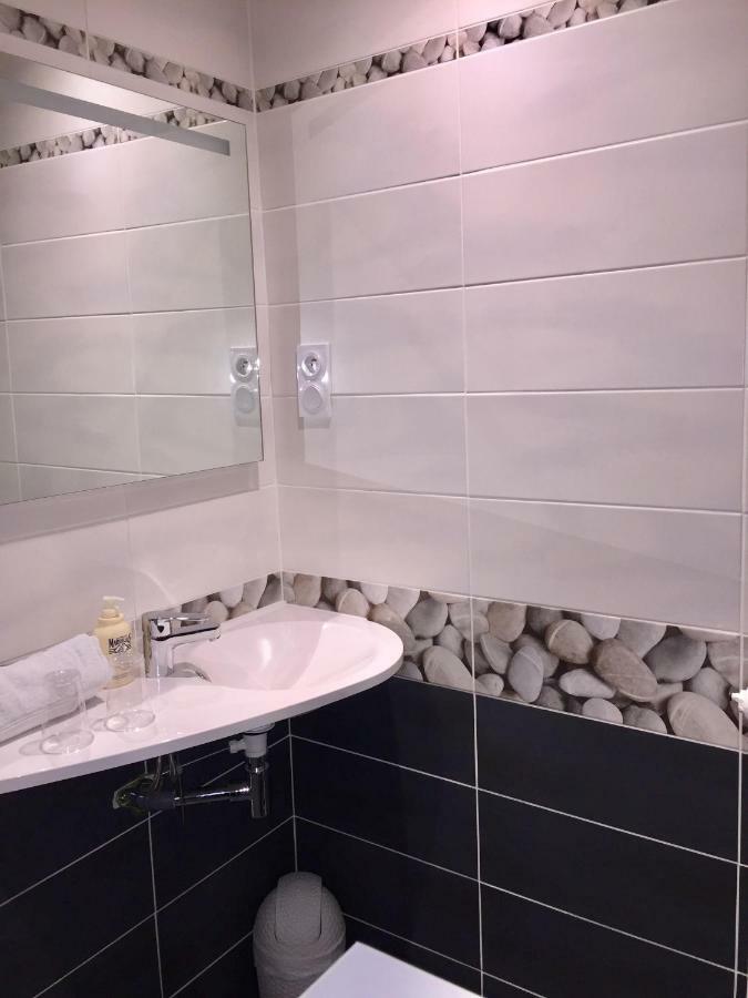 Hotel Roc Land Les Portes du Coglais Екстериор снимка